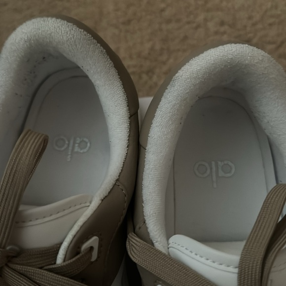 Alo yoga recovery sneaker. - Picture 6 of 6